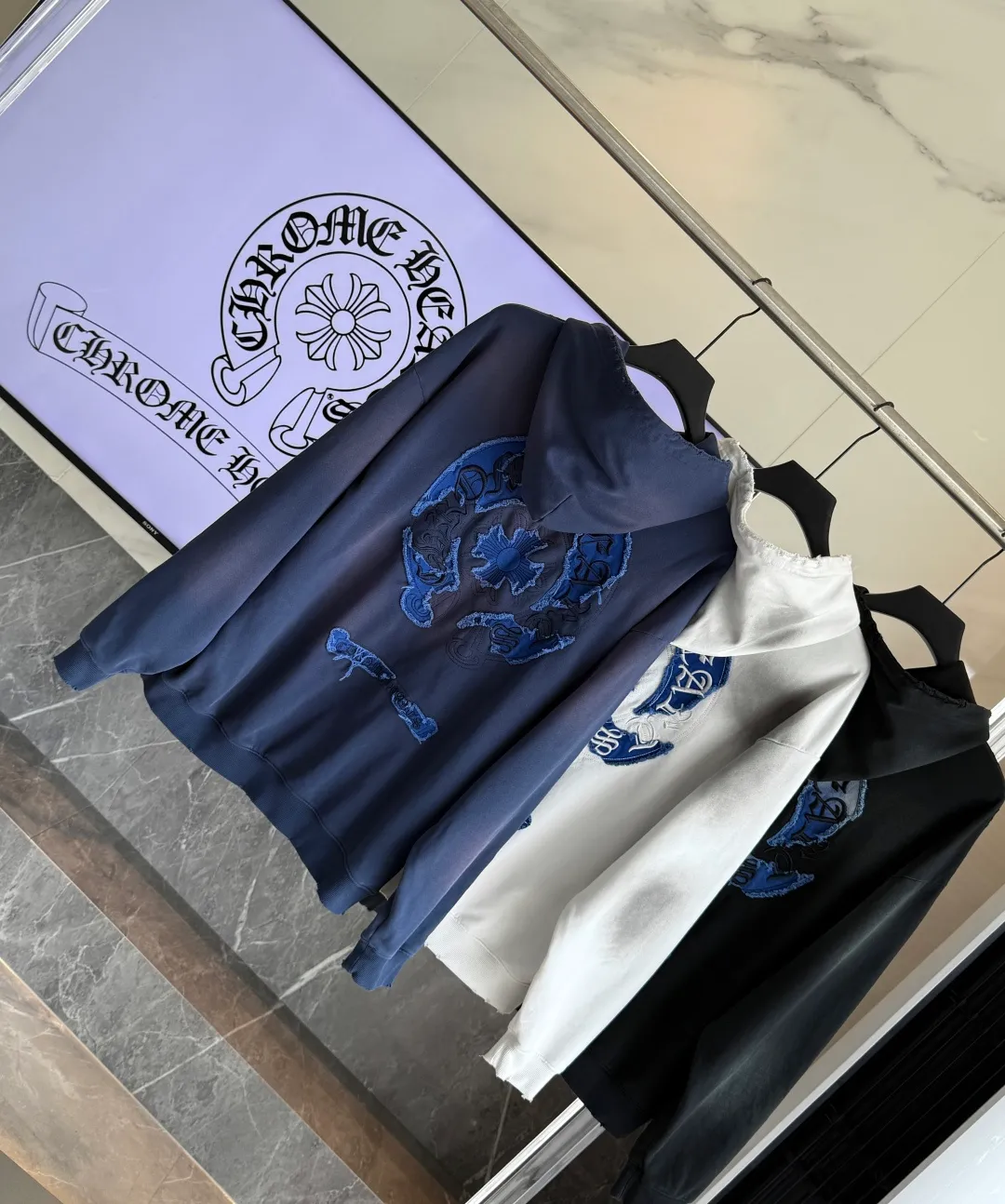 P320 🔥🔥🔥ceiling level 𝗖𝗵𝗿𝗼𝗺𝗲 𝗛𝗲𝗮𝗿𝘁𝘀/Cro Heart 2025 cross patch embroidery summer new original single counter American acid washed distressed laser burnt patch embroidery couple casual hooded sweatshirt 👑The highest version! Customized fabric 440g tripe terry fabric! American acid-washed and distressed original fabric laser burnt ✟appliqué embroidery and exquisite embroidery of letters! The best-selling model at the counter. It is very comfortable to wear. It is low-key yet luxurious. It is very classy when worn. The large size and tailoring are needless to say. The upper body is exquisite and vivid. 👍High-end first-class materials. A truly palace-level product. The cotton from Turkey is of outstanding quality. After heavy washing, the clothes are very soft! Not picky, the upper body is absolutely stylish and extremely luxurious. Auxiliary materials: The original model has been authenticated and labeled ➕100% silk washed with water label. Genuine purchase-grade original hangtag➕matching hanging rope➕3D hanging beads➕original packaging bag. Craftsmanship: The original version has consistent wiring! The highest version of the armhole matching technique! Countless times of pattern making to 100% restore the original appearance! The correct version is the same for men and women, super eye-catching, super good-looking, and super atmospheric! Color: White Black Royal Blue Size: S-XL